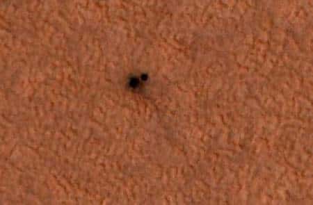 Bouclier de rentrée sur le sol martien et trace laissée sur le sol. Crédit : Nasa/JPL-Caltech/<em>University of Arizona</em> 