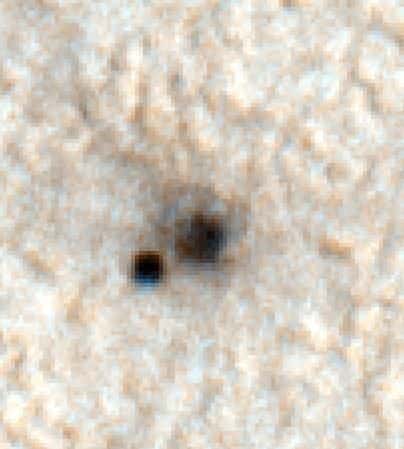 Bouclier de rentrée sur le sol martien et trace laissée sur le sol, image optimisée. Crédit : Nasa/JPL-Caltech/<em>University of Arizona</em>