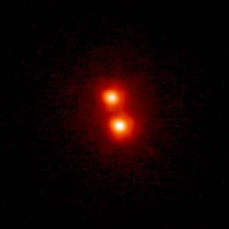 2MASS 1534-2952AB, observée en infrarouge, orbitant autour d'une étoile de type solaire à droite. Crédit : Dr. Michael Liu (<em>Institute for Astronomy, University of Hawaii</em>)