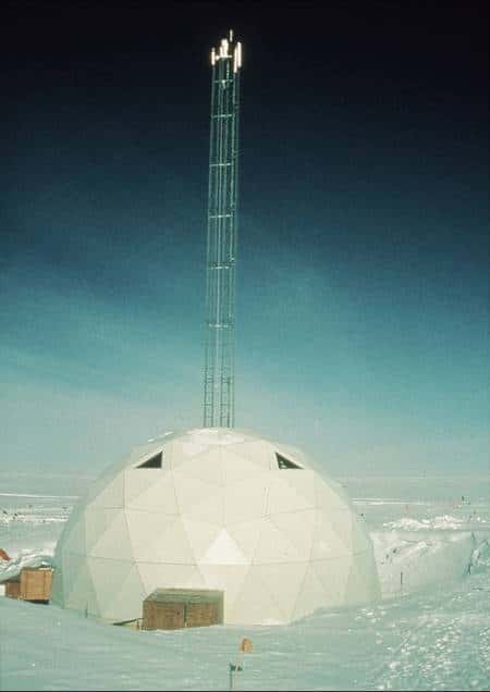 Le dôme du Gisp2, au Groenland, surmonté de la tourelle de 37 mètres, guidant le système de forage, qui a creusé la glace jusqu'à 3.053 mètres. © Mark Twickler, U. New Hampshire/NOAA/<em>Paleoclimatology Program/Dpt of Commerce</em>