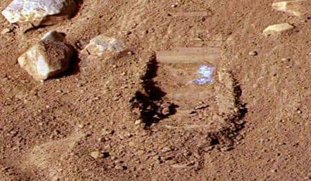 Tranchée creusée le 3 juin, où apparaît nettement une trace claire dont la nature reste à identifier. Crédit Nasa/Université d’Arizona