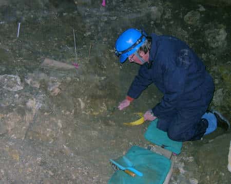 Ken Tankersley fouillant une grotte. Crédit : <em>National Geographic Channel</em>