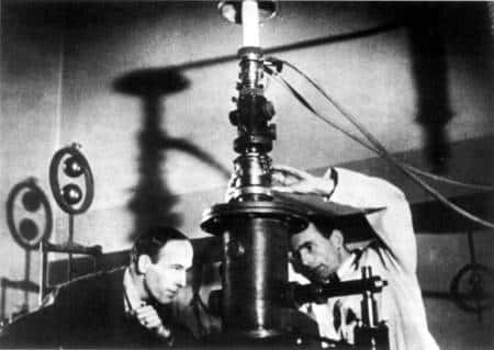 À droite, Ernst Ruska devant l'un des premiers microscopes électroniques. © <em>Technische Universität</em>, Berlin