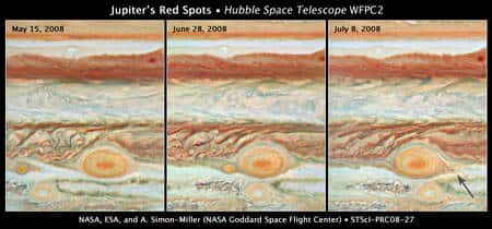 Figure 2. Cliquez pour agrandir. Les trois images prises par Hubble des taches rouges de Jupiter. La flèche indique la petite tache qui ressort de la grande en ayant perdue sa couleur rouge. © Nasa, Esa, A. Simon-Miller (<em>Goddard Space Flight Center</em>), N. Chanover (<em>New Mexico State University</em>), et G. Orton (<em>Jet Propulsion Laboratory</em>)