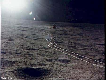 Sur la Lune, les différences de luminosité sont énormes et le relief difficile à deviner. Cette célèbre photo montre les traces de la brouette utilisée par Alan Sheppard et Ed Mitchell durant la mission Apollo 14. © Nasa