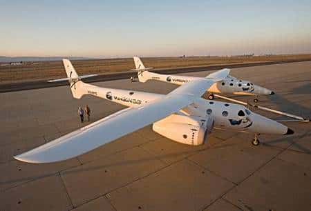 Le WhiteKnightTwo, dessiné par le génial Burt Rutan, ressemble à une paire d'avions siamois.... Crédit Virgin Galactic