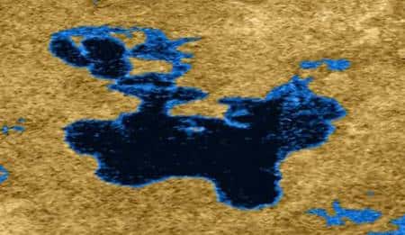 Image radar en fausses couleurs de ce qui est probablement un lac d'hydrocarbures à la surface de Titan, dans la région du pôle nord. Crédit : Nasa/JPL/USGS.