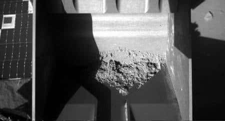 Lundi 28 juillet. L’échantillon de sol prélevé par la pelle de la mini-excavatrice de Phoenix, avant d’être livré à l’instrument Tega. Crédit : Nasa/Université d’Arizona