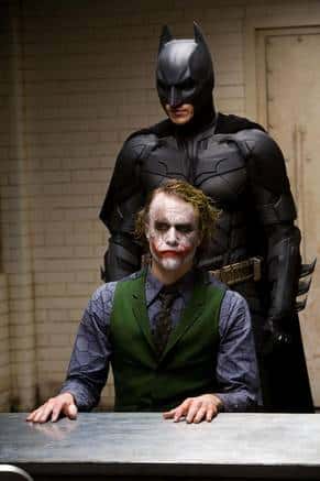 cliquez pour agrandir. Le chevalier noir et le Joker. Crédit : Warner Bross.