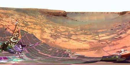 Opportunity face au cratère Lyell. Bientôt, une de ses soeurs décollera de Mars... © Nasa