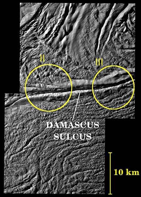 Mosaïque de deux images obtenue au moyen de la caméra à angle étroit de Cassini dans la région dite &quot;The Arabian Night&quot;. Les cercles entourent les zones de jaillissement des geysers. Crédit : NASA/JPL/Space Science Institute.