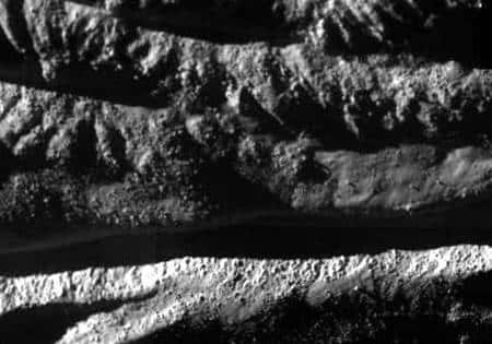 Traces d’éjectas dans Cairo Sulcus (agrandissement de la partie inférieure de l’image précédente). Crédit : NASA/JPL/Space Science Institute.
