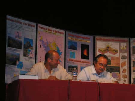 À gauche, Frédéric Lavachery et à droite Victor-Hugo Forjaz, directeur de l'Observatoire de volcanologie et de géothermie des Açores, lors des conférence du CHT au Puy-en-Velay. © Laurent Sacco/Futura-Sciences
