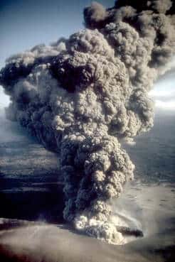 Figure 1 (cliquez sur l'image pour l'agrandir). Une éruption phréatomagmatique, le 6 avril 1977, du volcan Ukinrek Maars. © R. Russell/Alaska Department of Fish and Game