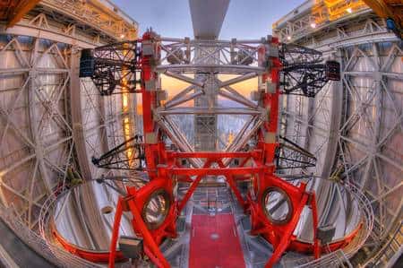 Vue intérieure du LBT (<em>Large Binocular Telescope</em>) et de ses deux miroirs de 8,4 mètres. © LBT/Marc-Andre Besel/Wiphu Rujopakarn