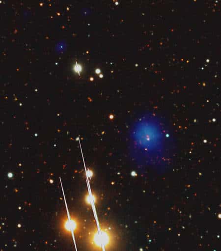 Observé dans le visible par le LBT, 2XMM J083026+524133 paraît faiblement lumineux. Sur l'image a été ajouté un halo bleu représentant l'émission en X détectée par le télescope spatial XMM Newton (voir l'image au bas de l'article). Cliquez sur l'image pour l'agrandir. © ESA XMM-Newton/EPIC, LBT/LBC, AIP (J. Kohnert)