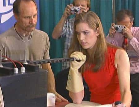 Panna Felsen, frêle étudiante de 17 ans, remporte, en 2005, le premier concours de bras de fer entre un être humain et un robot, organisé par le JPL à San Diego. En tant que muscles artificiels, les polymères électroactifs ont encore des progrès à faire... © JPL