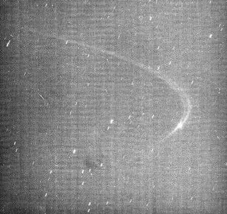 Les images de Cassini montrent la présence d’un arc de faible luminosité le long de l’orbite de la petite lune Anthe. Crédit : Nasa/JPL/<em>Space Science Institute</em>
