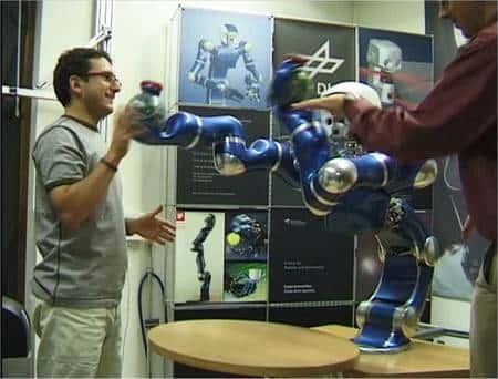 Des chercheurs allemands jouent avec un robot armé de deux bras LWR, qui ne devront jamais blesser. Cette image est extraite d'une des <a href="http://www.phriends.eu/videos.htm" title="Vidéos WMV" target="_blank">vidéos</a> proposées par le laboratoire. © <em>Institute of Robotics &amp; Mechatronics/DLR</em>