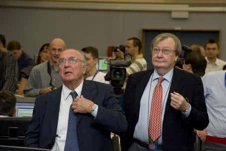 Deux des anciens directeurs du Cern regardant les opérations. Les Italiens Luciano Maiani et <a href="http://public.web.cern.ch/PUBLIC/fr/People/Rubbia-fr.html" target="_blank">Carlo Rubbia</a> (Prix Nobel de physique). Crédit : Cern
