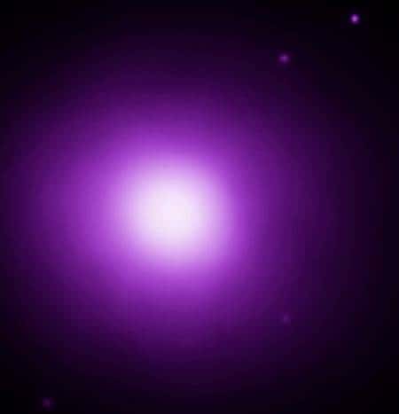 Image infrarouge de l'amas de galaxies Abell 1689 obtenue par l’observatoire spatial Chandra. Crédit <em>Chandra X-ray Observatory</em>