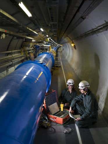 Une inspection d'un des aimants supraconducteurs dipolaires du LHC. Crédit : Cern