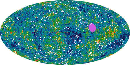 Cliquez pour agrandir. Le disque violet indique la zone de la sphère céleste dans laquelle le rayonnement fossile révèle un courant d'amas de galaxies. Crédit : Nasa/WMap/A. Kashlinsky <em>et al.</em>