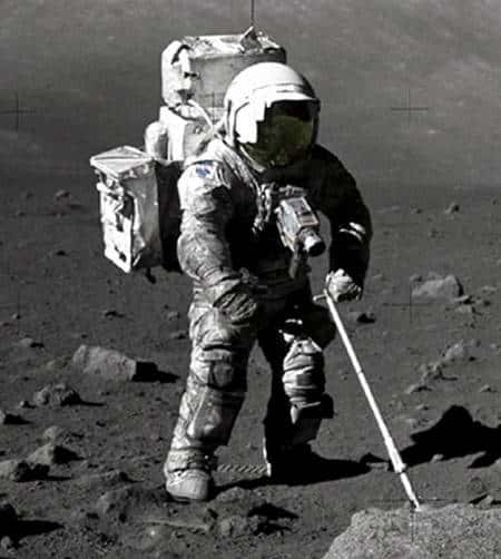 La combinaison lunaire d'un des astronautes d'Apollo apparaît s'est recouverte de poussière lunaire. Crédit : Nasa