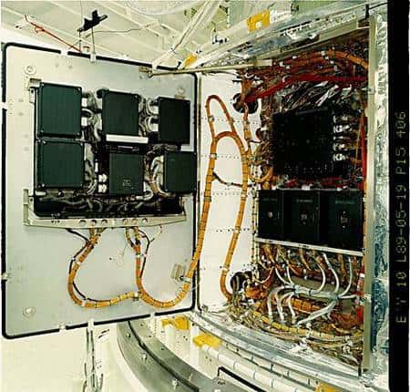 Le <em>Control Unit/Science Data Formatter</em> à bord de Hubble (à gauche) lors des essais au sol en 1989. Crédit Nasa