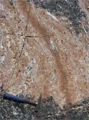 Cliquez pour agrandir. C'est peut-être la plus vieille roche connue sur Terre. Crédit : <em>Science</em>