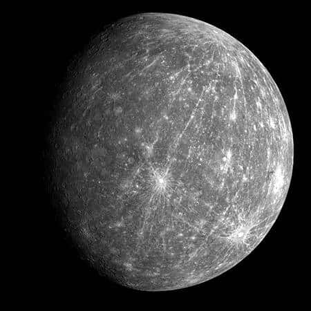 Vue générale de Mercure, prise par Messenger lors de son éloignement. Crédit Nasa