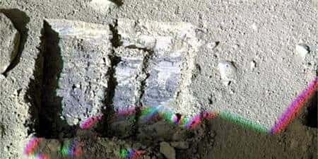 Image en fausses couleurs des tranchées creusées dans le sol martien, déjà revêtues d’une pellicule de glace. Crédit Nasa
