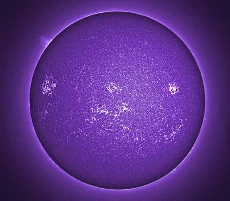 Cliquez pour agrandir. La surface du Soleil observée en ultraviolet au moment d'un maximum du cycle solaire. Crédit : Crédit : Gary Palmer