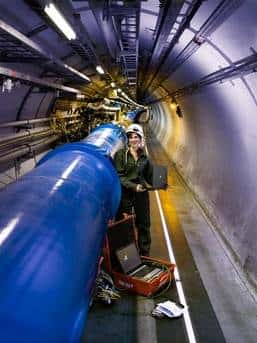 Les cryodipôles assemblés dans le tunnel du LHC. © Cern