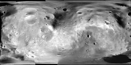 Planisphère de Phobos, composée de 53 photos obtenues par le <em>Super Resolution Channel</em>, l’une des composantes de l’instrument HRSC de <em>Mars Express</em>. Crédit Esa/DLR/FU Berlin (G. Neukum)