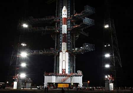 Le lanceur PSLV sur son aire de départ. Crédit ISRO