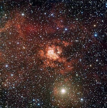Cette image de la nébuleuse Gum 29 a été obtenue au moyen de l’instrument<em> Wide Field Imager</em> (WFI) installé au foyer du télescope <em>Max Planck</em> de l’ESO sur le site de La Silla, au Chili. Crédit ESO