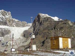 <em>Nepal Climate Observatory-Pyramid</em>, 5.079 mètres : la plus haute station météo du monde, dans la région du Khumbu, au nord du pays Sherpa, dans le parc national de Sagarmatha, du nom népalais de la montagne appelée mont Everest par les Occidentaux et Chomolungma par les Sherpas. © Ev-K2-CNR
