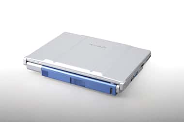 La pile de Panasonic (en bleu) s'insère à la place d'une batterie dans un ordinateur portable. © Panasonic