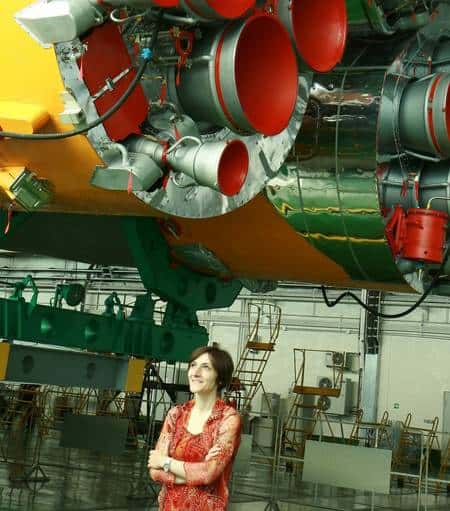 Nathalie Pottier sous les moteurs de la fusée Soyouz. Crédit Photo Nathalie Pottier