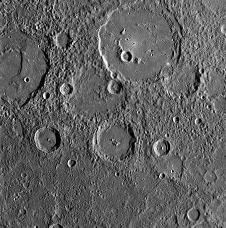 Image rapprochée de Mercure, vue à 201 km. La définition est de 500 mètres par pixel. Crédit Nasa
