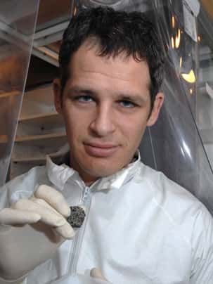 Benjamin Weiss montrant un morceau de la météorite D'Orbigny étudiée. © MIT/Donna Coveney