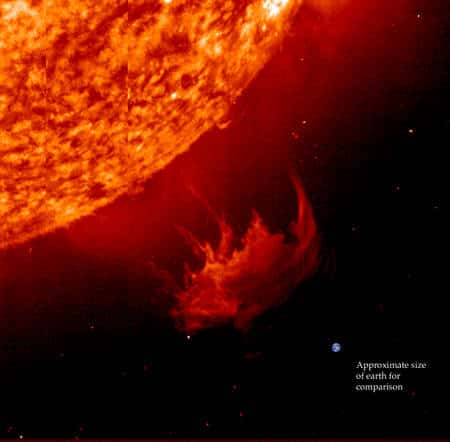 Cliquez pour agrandir. Un zoom sur une éruption solaire avec la Terre à l'échelle. Crédit : Soho/<em>EIT Consortium</em>/Esa/Nasa