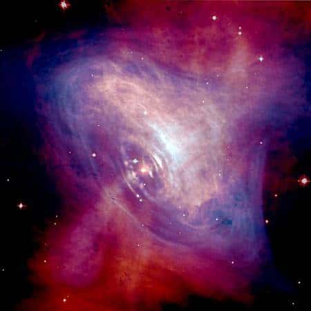 Cette superposition des images infrarouge (Chandra) et visible (Hubble) de la nébuleuse du Crabe en révèle toute la complexité. Crédit Nasa