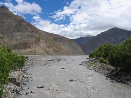 Dans les hauteurs de la vallée de la Kali Gandaki, une rivière venue des plateaux tibétains et dévalant jusqu'au Gange, en s'insinuant entre le massif des Annapurna et le Dhaulagiri. © INSU
