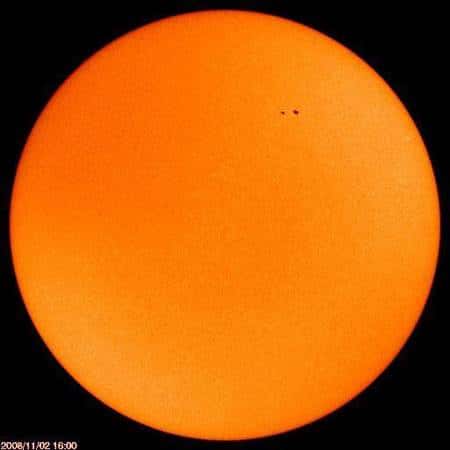 Comme le montre cette photo de Soho, les taches solaires sont de retour ! Crédit : <em>ESA/NASA Solar and Heliospheric Observatory (SOHO)</em>