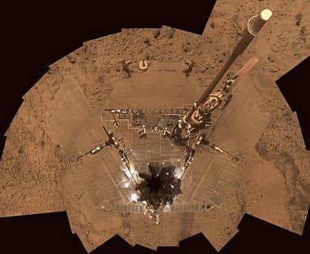 Recouvert de sable martien jusqu'au bout des panneaux solaires, Spirit joue les caméléon ! Crédit Nasa/JPL