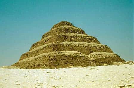 La pyramide de Djeser, à proximité du lieu de la découverte. Source Commons