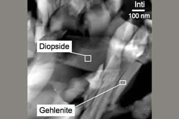 Figure 2.b. Inti et ses minéraux observés au microscope électronique en transmission. Crédit : <em>University of Washington</em>