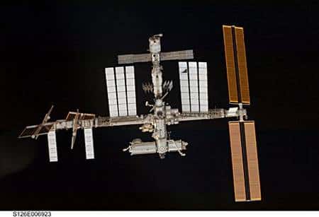 La Station Spatiale Internationale dans sa configuration actuelle, lors de l'approche par la navette <em>Endeavour</em>. Crédit Nasa